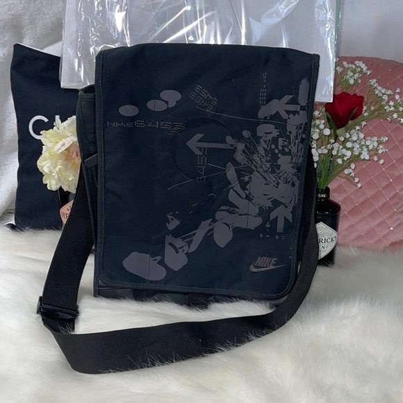 AUTHENTIC NIKE MESSENGER BAG COMPUTER BAG OVERNIGHT BAG - Picture 1 of 6
